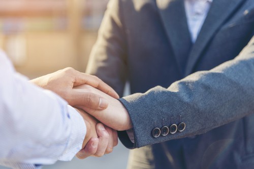 This is an image of a lawyer and client shaking hands after winning Arkansas Philips CPAP lawsuit